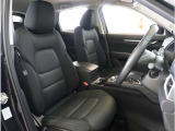 【清潔感のある運転席&助手席】隅々までクリーニングの行き届いた運転席&助手席。目立ったシミや汚れ等もございません。快適なドライブをどうぞ。