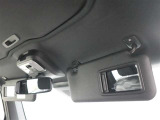 運転席と助手席にちょっとした身だしなみのチェックに便利なバニティミラー付サンバイザー♪