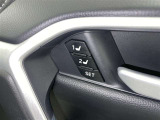 シートメモリー機能装備付きです。シートの位置をそれぞれ記憶しておく事ができるので、ご家族や、複数の方で車を乗られるオーナー様には、便利な機能です。
