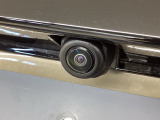 車の後方に小型カメラが付いておりバックする際の後方の様子をモニター上に表示します。