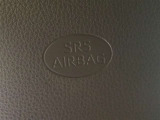 フロントSRSエアバッグは車両前方から乗員が重大な傷害を受けるおそれのある大きな衝撃を受けた場合に作動し、シートベルトが身体を拘束する働きと併せて前席乗員の頭部や胸部などへの衝撃をやわらげる装置です。
