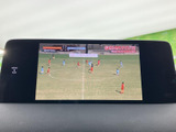 停車中にテレビや映像を楽しめます。長距離移動や休憩時間のお供に最適。後部座席での快適な時間を過ごせます。(※安全運転を心がけてください)。