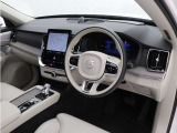 インストルメントパネルは僅かに運転席側へと傾けられているほか、余計なスイッチ類を可能な限り排し、運転に集中しやすい環境を造り出しています。