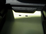 運転席と助手席の間にトレー式の物置がございます観音開き型の蓋がありインテリアカラーによって下のカラーがかわります