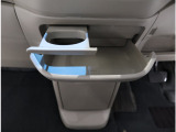 小物置きとドリンクホルダーを、それぞれ引き出してご使用いただくことが可能です。