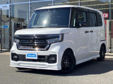 端正なフロントマスクと角の立ったボディラインが目を引き、白い車体にブラックのアクセントが映えます。存在感のある佇まいで、街中でも視線を集める一台です。