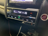 【オートエアコン】設定温度に合わせて自動で風量や風向きを調整し、車内を快適な温度に保ちます。