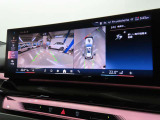 リアビューカメラ。全周囲カメラと相まってガイドラインとパークディスタンスコントロールで安全に車庫入れ可能。