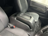 ちょっとしたところは収納ボックスにもなっています。車内はサイズも決まっているので、収納が少ないと思っているアナタ!ご安心ください。さまざまなところに収納が隠れているんです♪