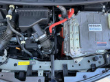 e-POWERはエンジンを発電専用にしてエンジンの作動時間を短縮。さらに、ロードノイズが大きい路面を検知して、ロードノイズの中にエンジン音を隠すことで静かに発電します。