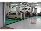 当社は展示場に全て整備工場が併設しています。最新鋭の整備機器と高技術を有する整備士が整備を担当しています。