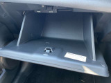 グローブボックスは奥行きがあり、日常品や車検証、その他の収納に便利です!