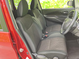 前席はゆったりとした座面と背もたれで、運転席・助手席それぞれにヘッドレストを備えています。開口部から乗り降りしやすく、窓からの視界も確保された落ち着きのある空間です。