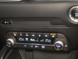 オート式エアコンは操作性が良好です。運転席と助手席にはシートヒーターが装備されており、座面と背もたれをすばやく温め、寒い時期にも快適な運転環境を提供します。