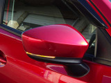 【ウインカードアミラー】右左折や車線変更時に周囲へ進行方向を知らせ、安全運転をサポート。ボディ同色のデザインが車体と調和し、上質な外観を演出しています。