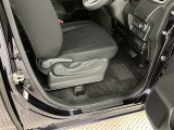 運転席の画像です。十分なスペースがあり、ゆったりした状態で運転していただけます♪