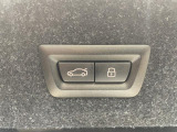電動パワーゲートです。開閉がボタン1つで開け閉め行えます。また、状況に応じてのトランクハッチ開閉量を簡単に設定可能です。スマートオープナーも便利な機能です。ぜひお試しください。