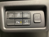運転席脇のクラスタースイッチ部分にはカメラ切り替えスイッチ、パーキングセンサー、その他走行系スイッチを集中配置しております。