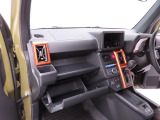 後退時に車両の後ろ側をモニター画面に表示します。車庫入れなどでバックする際に後方確認ができて便利です。車庫入れが苦手な人もこれで安心。