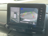 空から見下ろしているような視点で周囲を確認できるアラウンドビューモニター。駐車時にとても便利です。