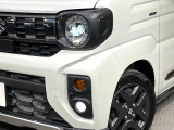 【LEDヘッドライト】悪天候や夜間走行時も良好な視界を確保し安心して運転できる高輝度LEDヘッドライトを装備!点灯速度が早く、消費電力も抑えられています。