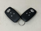 電子カードキーを携帯していれば、ドアハンドルやバックドアのリクエストスイッチを押すだけでドアの施錠・解錠が出来ます♪もちろん 遠隔操作も可能です!盗難防止のイモビライザー機能装備ですよ ☆