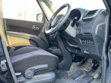 運転席まわりは前方を見渡しやすい視界が広がり、シートもゆったりと座れる形状です。足元やドア内側まで落ち着いた色合いでまとまり、毎日の移動を快適に支えます。