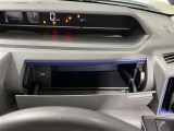 運転席側の方に収納ボックスがあります