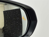 後続車が接近するのを知らせてくれるBSM(ブラインドスポットモニター)接近するとドアミラー部の警告灯が光ってくれるので、万が一の追突も防げそうですね♪上級装備です。