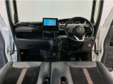 【前方視界】開放的な前方視界!運転がしやすく疲れにくいです♪窓が大きく、見通しがとっても良いおクルマですよ♪