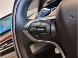 BMWのステアリングはドライバーと車体が一体感に感じれるような操作性を実現しております。また、握りやすさや操作性を向上するためにスイッチ類も配置されております。