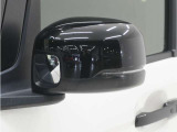 ◆ドアミラーウインカー◆ドアミラーにウインカーを装備しています。対向車に自身の進行方向を合図し安全に運転できます。