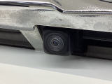 車の後方に小型カメラが付いておりバックする際の後方の様子をモニター上に表示します。
