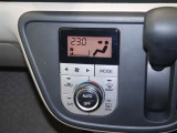 【オートエアコン】設定した温度になるように車が自動で風量や吹き出し口、冷暖房の強さを調整してくれるエアコンです。一度温度を設定すれば、自動で快適な室温を保ってくれるので運転に集中しやすいですよ♪