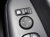 【電動格納ドアミラー】狭い駐車場で便利な電動格納ドアミラーが付いています。