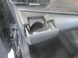 乗車中にホッと一息、ドリンクホルダーもありますよ!ドリンクだけでなく小物類も収納できますよ