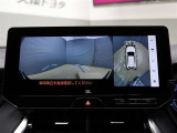 【パノラミックビュー&ワイドフロントビュー】見通しの悪い交差点などでも、車両の前後左右に設置したカメラによって、ワイドな左右視界をナビ画面に表示します。