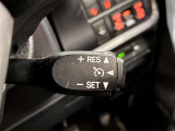 クルーズコントロール機能付きです。走行中に先行車の様子を検知しながら、設定した車速の範囲内で先行車との距離のキープを支援します。詳細は販売店スタッフまでおたずねください。
