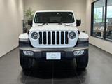 Jeep伝統の7スロットグリルになります。