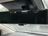 インテリジェントルームミラーを搭載。車両後方のカメラ映像をミラー面に映し出すので、車内の状況や、天候などに影響されずいつでもクリアな後方視界が得られます。