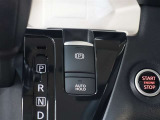 オートホールドは、ブレーキペダルから足を離しても車を停止状態に保つ機能で、運転の負担を軽減してくれますよ♪