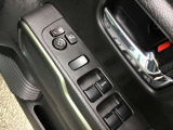 パワーウィンドウやドアミラーのスイッチ等は運転席右側へ集中してます