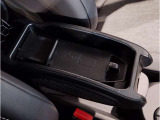 MINIの内装はとにかく『円』に拘ったデザインコンセプトが一目で伝わってきます。これほど円形に拘った車は他に御座いません。伝統のデザイン、トグルスイッチなど遊び心のある内装で御座います。