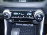 【ナノイーX オートエアコン】設定した温度になるように車が自動で風量や吹き出し口、冷暖房の強さを調整してくれるエアコンです。一度設定すれば、自動で快適な室温を保ってくれるので運転に集中しやすいですよ♪