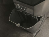 何かと便利なグローブボックス。メンテナンスノートや車検証、ちょっとしたメモと筆記用具等を入れておくとあればもしもの時にも便利ですね。