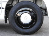 ★左後タイヤ★クルマの雰囲気に合うデザインのホイールです!タイヤ詳細145/80R 12インチでタイヤの溝は、 7mmございます。