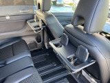 運転席・助手席シートバックテーブル。乳幼児用ドリンクマグ対応ホルダーを採用、さらにタブレット端末をたてかけやすいよう形状も工夫してます。
