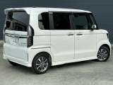 NBOXカスタムは後ろ姿も個性的で大型ルーフスポイラーが目立ってカッコイイですね(^^♪