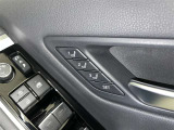 シートメモリー機能装備付きです。シートの位置をそれぞれ記憶しておく事ができるので、ご家族や、複数の方で車を乗られるオーナー様には、便利な機能です。