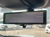 【インテリジェントルームミラー】です。車両後方のカメラ映像がミラー(液晶画面)に写るので、後席の人や荷物が写りこみません。夜間や悪天候でも視界が良好です♪